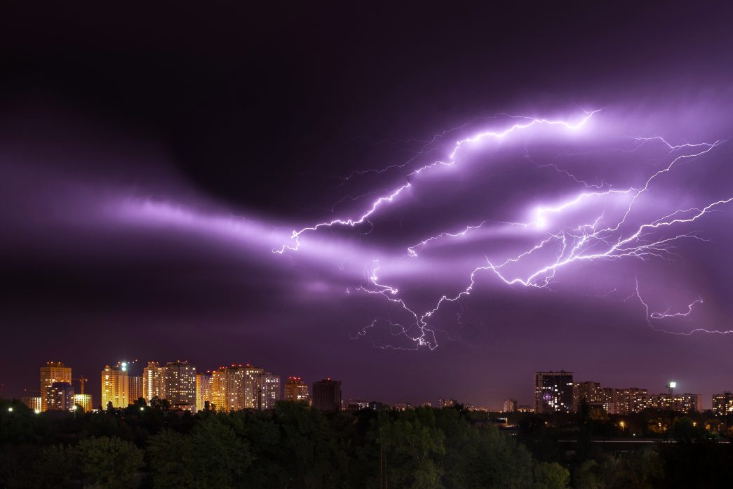 découvrez comment vous protéger contre les risques des orages grâce à une assurance adaptée. apprenez les clauses essentielles et les conseils pour optimiser votre couverture en cas de sinistre lié aux intempéries.