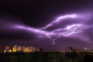 découvrez comment vous protéger contre les risques des orages grâce à une assurance adaptée. apprenez les clauses essentielles et les conseils pour optimiser votre couverture en cas de sinistre lié aux intempéries.