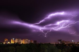 découvrez comment vous protéger contre les risques des orages grâce à une assurance adaptée. apprenez les clauses essentielles et les conseils pour optimiser votre couverture en cas de sinistre lié aux intempéries.