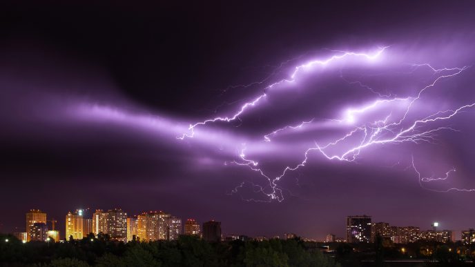découvrez comment vous protéger contre les risques des orages grâce à une assurance adaptée. apprenez les clauses essentielles et les conseils pour optimiser votre couverture en cas de sinistre lié aux intempéries.