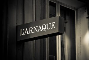 découvrez les arnaques absurdes à l'assurance auto et apprenez à les reconnaître pour mieux vous protéger.