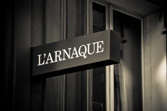 découvrez les arnaques absurdes à l'assurance auto et apprenez à les reconnaître pour mieux vous protéger.