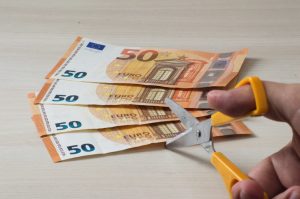 découvrez pourquoi l'assurance auto a augmenté de 25 % en 4 ans et apprenez des astuces efficaces pour réduire vos coûts tout en restant bien couvert.