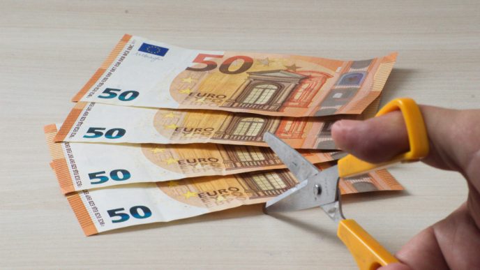 découvrez pourquoi l'assurance auto a augmenté de 25 % en 4 ans et apprenez des astuces efficaces pour réduire vos coûts tout en restant bien couvert.