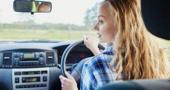 découvrez des astuces pratiques pour les jeunes conducteurs afin de choisir la meilleure assurance auto et réduire vos coûts tout en restant bien assuré.
