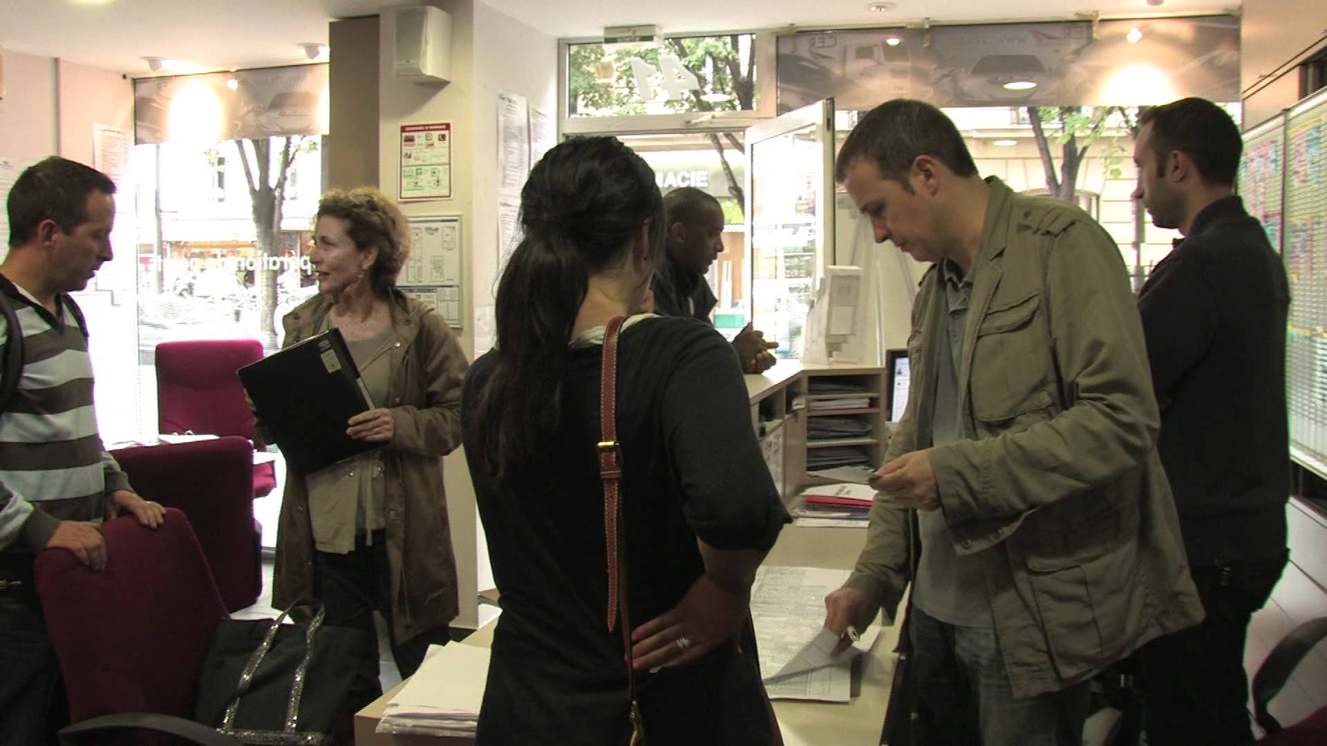 découvrez les options d'assurance auto pour jeunes conducteurs et comment réduire les coûts tout en bénéficiant d'une couverture adaptée.