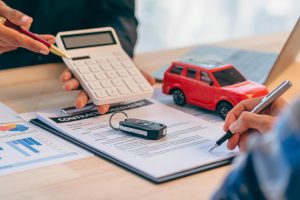 découvrez pourquoi le coût de l'assurance auto est souvent doublé pour les jeunes conducteurs et comment trouver des solutions pour réduire cette dépense.