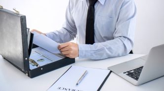 découvrez quel document d'assurance auto il est essentiel de toujours garder dans votre voiture pour éviter une amende et circuler en toute sécurité.