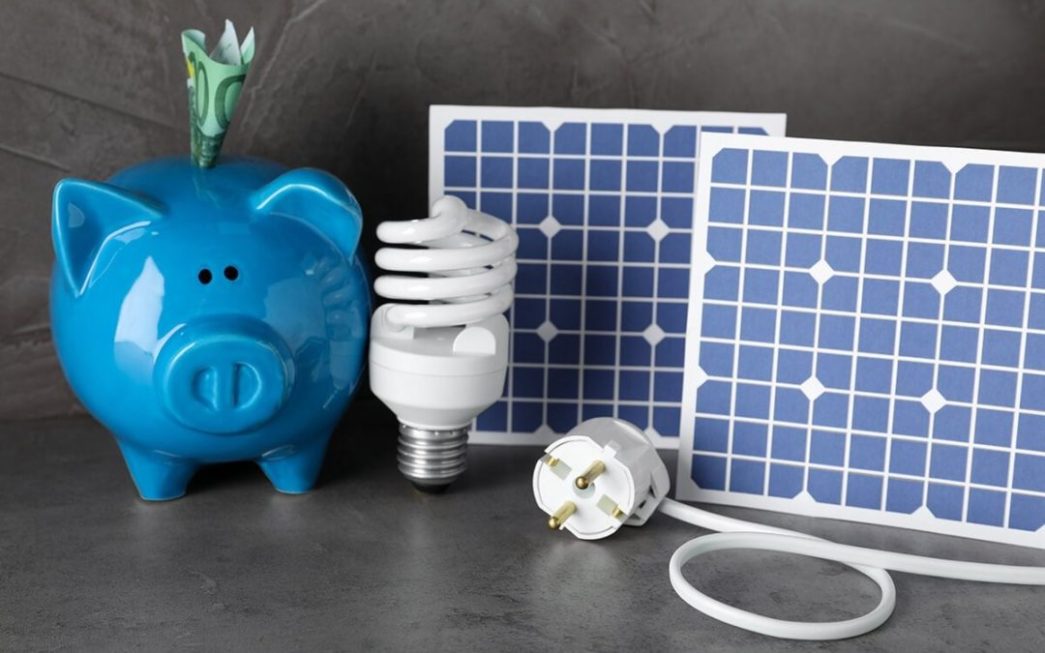 découvrez pourquoi les primes d'assurances auto et moto augmentent tandis que les indemnisations diminuent, et comment cela impacte les assurés.