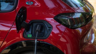 découvrez les facteurs influençant le coût de l'assurance pour voitures électriques et comment choisir la meilleure offre adaptée à vos besoins.