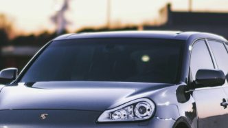 découvrez comment la réparation à la résine des pare-brise est souvent délaissée face aux escroqueries, et apprenez à protéger votre véhicule efficacement.