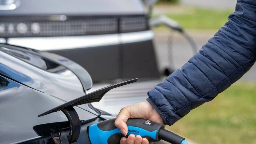 découvrez comment l'essor des voitures électriques influence les tarifs et les garanties des assurances auto, ainsi que les nouvelles tendances du marché.