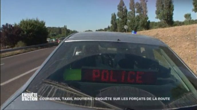 la police de shanghai réussit à déjouer une fraude sophistiquée aux assurances impliquant des voitures de luxe, renforçant la sécurité et la lutte contre la criminalité financière.