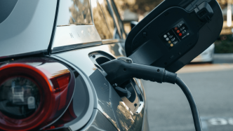 découvrez pourquoi les primes d'assurance pour véhicules électriques sont souvent plus élevées et comment choisir la meilleure couverture pour protéger votre voiture électrique.