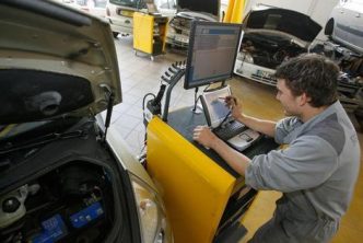 découvrez l'importance de la réparabilité des véhicules électriques et hybrides pour prolonger leur durée de vie, réduire les coûts et favoriser une mobilité durable.