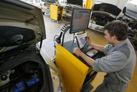 découvrez l'importance de la réparabilité des véhicules électriques et hybrides pour prolonger leur durée de vie, réduire les coûts et favoriser une mobilité durable.