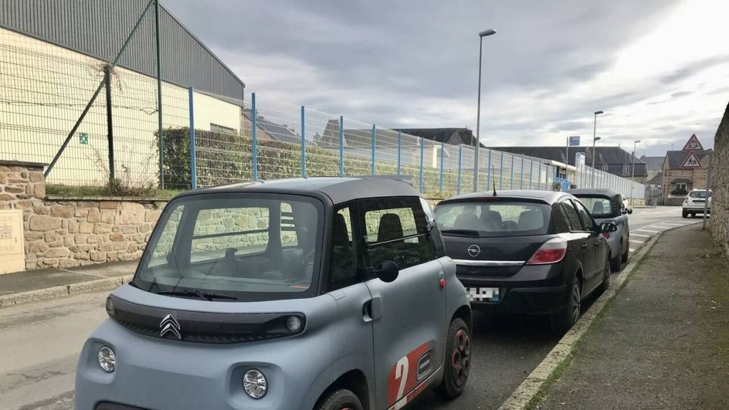 découvrez pourquoi les jeunes conducteurs de voiture sans permis font face à des primes d'assurance élevées et comment mieux gérer ces coûts.