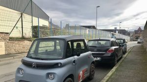 découvrez pourquoi les jeunes conducteurs de voiture sans permis font face à des primes d'assurance élevées et comment mieux gérer ces coûts.