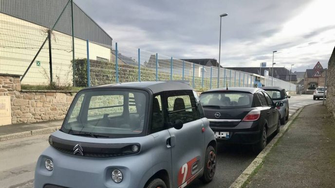 découvrez pourquoi les jeunes conducteurs de voiture sans permis font face à des primes d'assurance élevées et comment mieux gérer ces coûts.