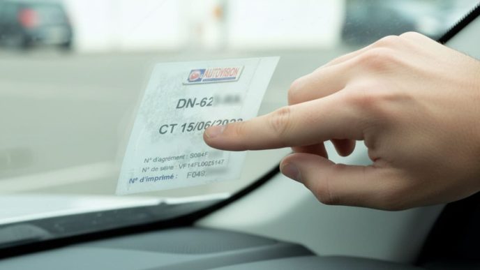 découvrez pourquoi la vignette de contrôle technique est devenue inutile, mais pourquoi ne pas effectuer ce contrôle peut entraîner des coûts importants.