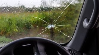 découvrez tout ce qu'il faut savoir sur la garantie bris de glace dans votre assurance auto : couverture, conditions et conseils pour bien protéger votre véhicule.