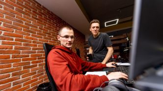 découvrez quel est le salaire moyen d'un garagiste en france, les facteurs qui l'influencent et les perspectives de carrière dans ce métier automobile.