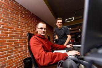 découvrez quel est le salaire moyen d'un garagiste en france, les facteurs qui l'influencent et les perspectives de carrière dans ce métier automobile.