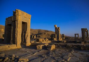 découvrez comment la guerre, les sanctions internationales et l'inflation affectent l'économie iranienne, fragilisant durablement son développement et son marché intérieur.