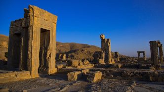 découvrez comment la guerre, les sanctions internationales et l'inflation affectent l'économie iranienne, fragilisant durablement son développement et son marché intérieur.