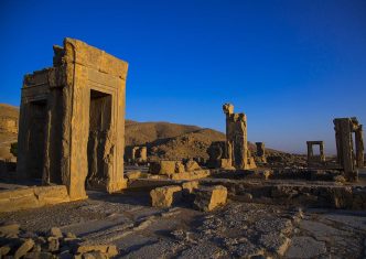 découvrez comment la guerre, les sanctions internationales et l'inflation affectent l'économie iranienne, fragilisant durablement son développement et son marché intérieur.