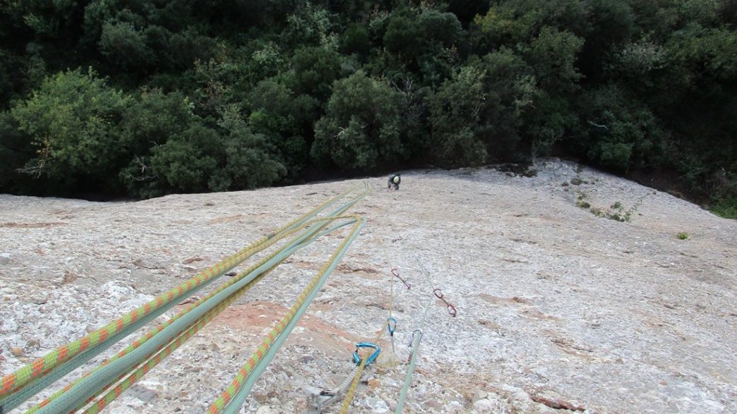 découvrez les conseils essentiels pour conduire en tongs en toute sécurité lors de la canicule 2026 et éviter les risques sur la route.