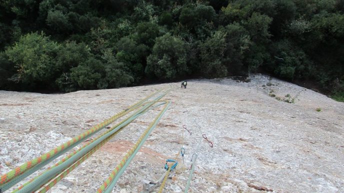 découvrez les conseils essentiels pour conduire en tongs en toute sécurité lors de la canicule 2026 et éviter les risques sur la route.
